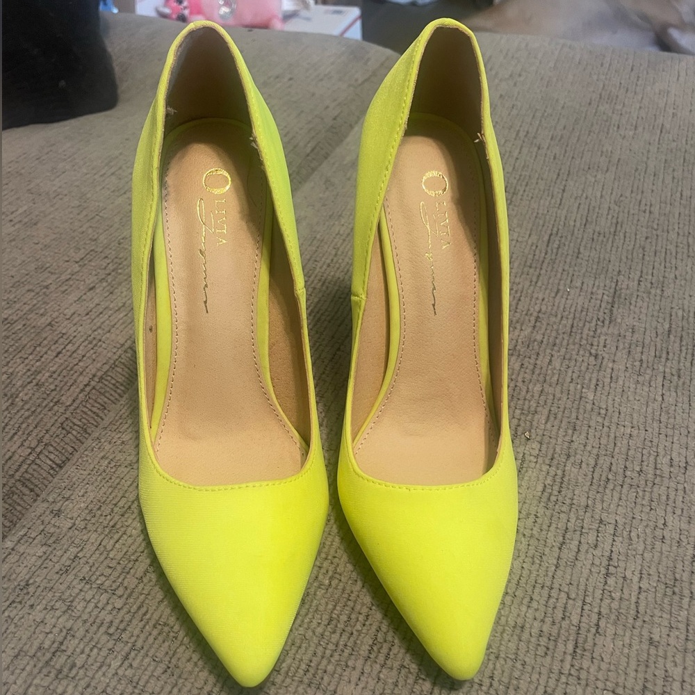 NWOT Olivia Zimmerman Neon Yellow stilettos